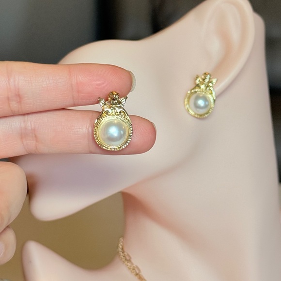 Minimalist Gold Pearl Earrings - Picture 11 of 11